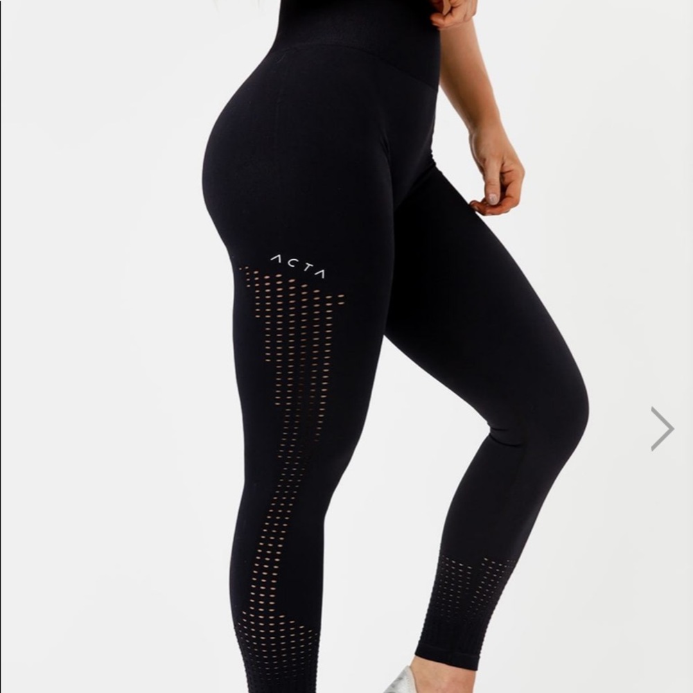 ACTA perforated seamless legging
